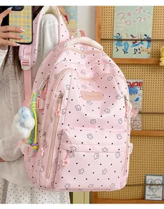 Detailansicht eines rosa Rucksacks im japanischen Stil mit Sternen und Plüschtier