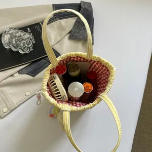 Elegante bolso de mano a cuadros amarillos con forro rojo y un interior muy espacioso.