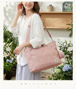 Modische rosa gesteppte Wickeltasche mit großem Fassungsvermögen in Lifestyle-Umgebung