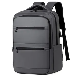 Mochila de negocios gris para hombre con puerto de carga USB y acabado impermeable