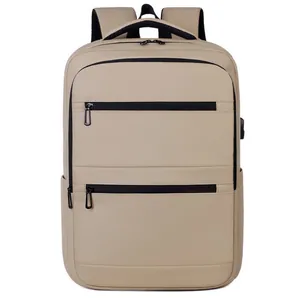 Mochila de negocios minimalista para hombre en caqui con puerto USB y varios bolsillos