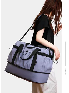 Grand sac de voyage lavande pour le sport et le fitness porté par un mannequin