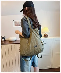 Zaino con coulisse in nylon impermeabile verde oliva grande per donna pendolare
