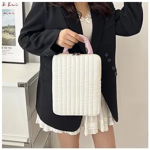 Dettaglio di una borsa per laptop trapuntata bianca per tablet da 11-14 pollici