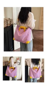Vista dettagliata della borsa da viaggio a righe viola con tracolla e manici gialli.