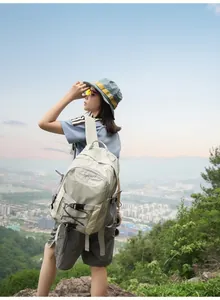 Großer Outdoor-Wanderrucksack, getragen von einer Wanderin auf einem Berggipfel