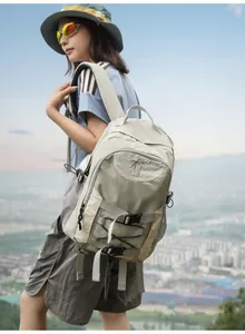 Großer Outdoor-Wanderrucksack mit Palmbaum-Logo, von Model in der Natur getragen