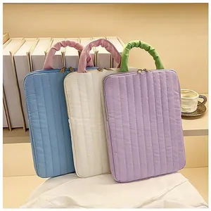 Custodie per laptop trapuntate pastello blu, bianco e viola con manici