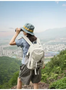 Nahaufnahme eines leichten Outdoor-Wanderrucksacks mit hoher Kapazität am Modell im Gebirge