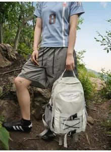 Detailansicht eines hellgrauen Wanderrucksacks mit großem Fassungsvermögen beim Trekking