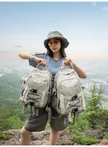Großer Wanderrucksack mit Multi-Gurt-Design in Outdoor-Landschaft präsentiert