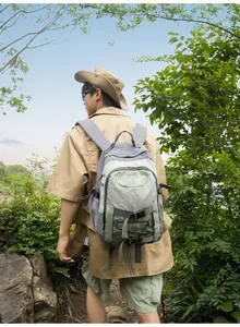 Mann trägt einen großen salbeigrünen Wanderrucksack für Outdoor-Trecking und Camping