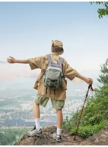 Leichter Outdoor-Wanderrucksack in einer malerischen Berggipfel-Lifestyle-Szene zum Campen