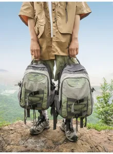 Große graue Outdoor-Wanderrucksäcke in einer malerischen Bergtrekking-Szene gezeigt.