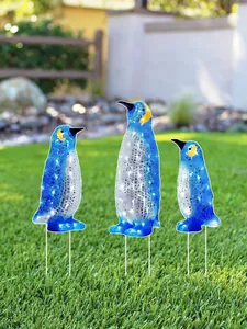 Detailansicht von drei Pinguin-Gartensteckern mit Kristallstruktur für die Außendekoration
