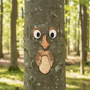 Detalle de decoración de cara de árbol con ojos, nariz y barba en un bosque real