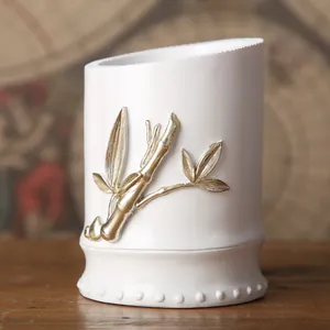 Vista detallada de un portalápices blanco de estilo nórdico con diseño de bambú en 3D