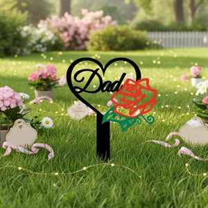Dettaglio del picchetto da giardino in acrilico nero a cuore con rosa rossa e scritta Dad