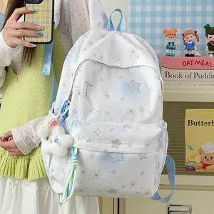 Detail des weißen Rucksacks mit Sternmuster und Plüsch-Wolkenanhänger für Mädchen