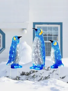 Dreiteiliges Set blaues Pinguin-Gartenstecker-Schild im winterlichen Außenbereich im Schnee