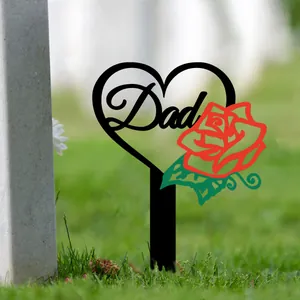Dettaglio picchetto commemorativo in acrilico nero a forma di cuore con 'Dad' e rosa