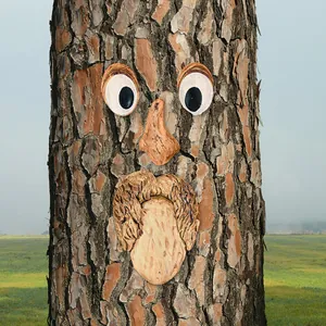 Primer plano detallado de decoración de cara de árbol con textura de corteza