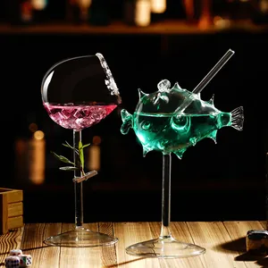 Vista detallada de copas de cóctel creativas con forma de pez globo e inclinadas en un bar