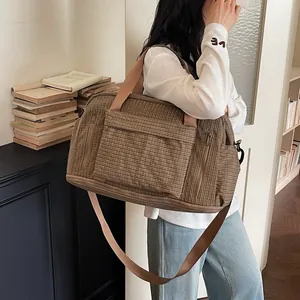 Large capacity checkered travel bag for leisure and gym, with adjustable shoulder strap.