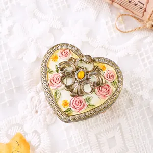Detailansicht einer Vintage-Schmuckschatulle in Herzform mit 3D-Blumenschnitzerei.