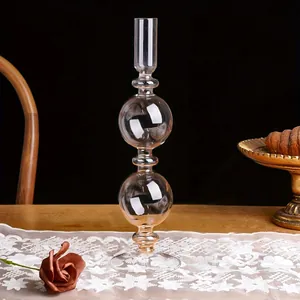 Vista detallada de un candelabro de cristal transparente con diseño de doble esfera
