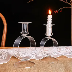 Portavelas de vidrio vintage en un camino de mesa de encaje para cena romántica