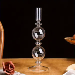 Primer plano de elegante candelabro de cristal transparente con diseño de doble esfera