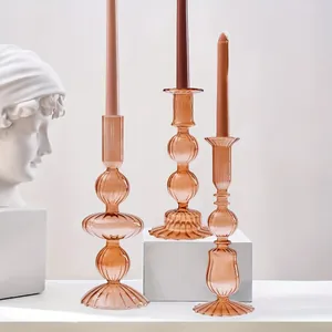 Eleganti portacandele in vetro ambrato a righe con candele lunghe per decoro festivo