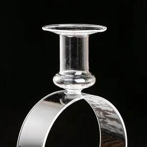 Vista detallada de un candelabro de vidrio vintage con una elegante base curva de cristal
