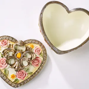 Detailansicht der 3D-Rosenschnitzereien auf herzförmiger Vintage-Harz-Schmuckschatulle