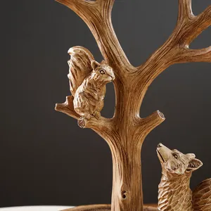 Detaillierte Nahaufnahme einer Schmuckschatulle mit Fuchs- und Eichhörnchenfiguren am Ast