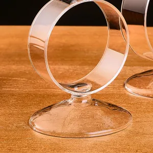 Primer plano de un candelabro de vidrio transparente minimalista con diseño de aro circular
