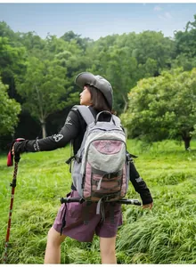 Outdoor-Fan mit einem großen Wanderrucksack in einer natürlichen Waldlandschaft