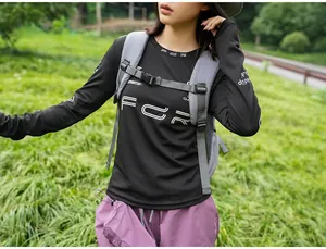 Großer grauer Outdoor-Wanderrucksack mit ergonomischen Brustgurten zum Wandern und Campen