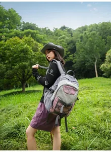 Modell mit leichtem Wanderrucksack mit großem Fassungsvermögen in einem Waldgelände