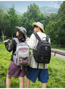 Wanderer mit großen Outdoor-Rucksäcken in einer üppigen grünen Waldlandschaft