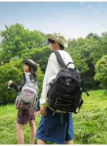 Outdoor-Wanderrucksack für Camping und Schule gezeigt in einer grünen Parklandschaft.