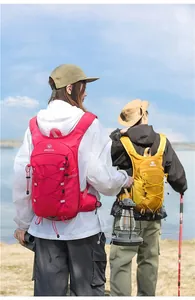 Vista dettagliata di zaini da trekking leggeri utilizzati in un ambiente naturale