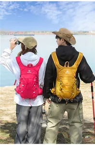 Due escursionisti con zaini leggeri per esterni durante il trekking con vista sul lago