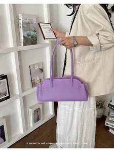 Elegante bolso de hombro baguette vintage morado para mujer con unas asas largas.