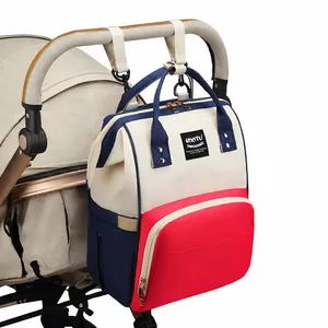 Detail van de multifunctionele luiertas rugzak bevestigd aan een kinderwagenstang