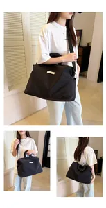Primo piano e viste multiple di una modella asiatica con la borsa da viaggio nera minimal.