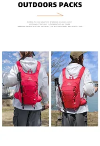 Zaino da trekking leggero rosso su un'escursionista in un ambiente naturale esterno