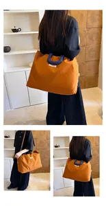 Borsa fitness arancione grande capacità indossata a tracolla in ambiente lifestyle
