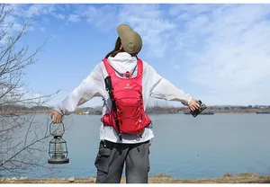Vista posteriore dello zaino da trekking leggero rosso in uno scenario naturale